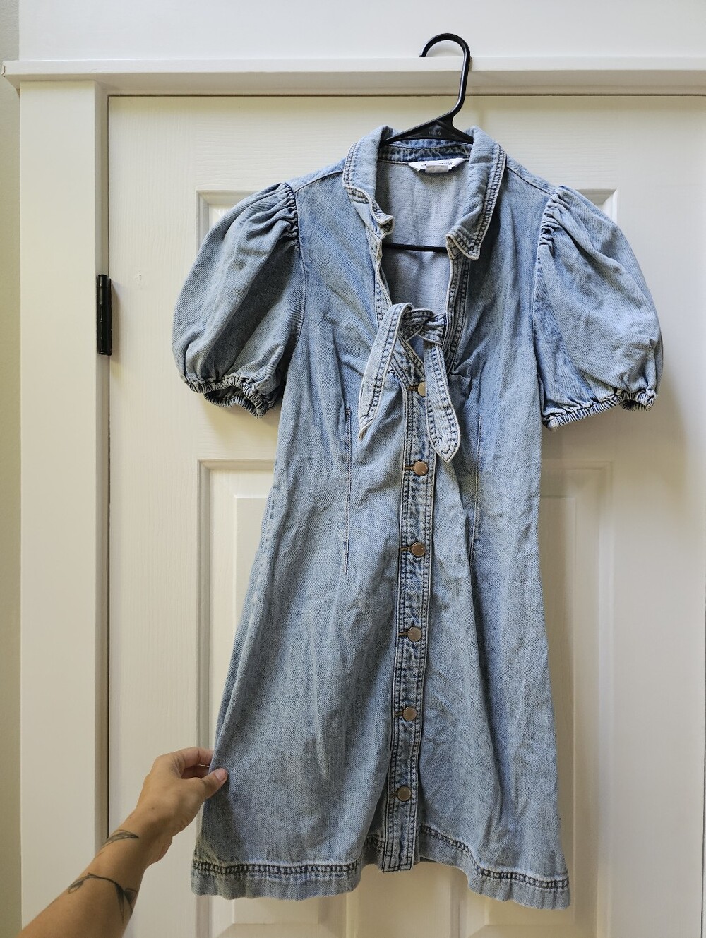 URBAN REVIVO esther bow detail mini denim dress in light blue wash - Picture 7 of 14